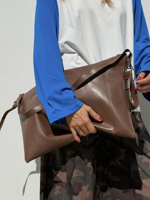 Maxi pouch soft marrone