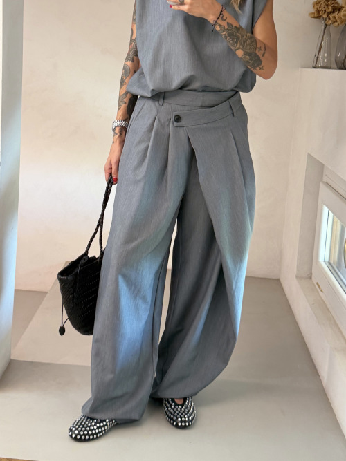 Pantalone vita asimmetrica